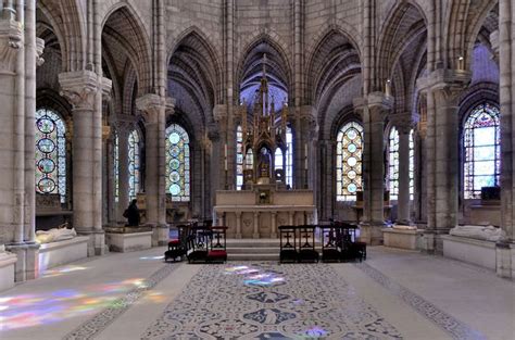 La Mise en Scène Céleste de la Cathédrale de Saint-Denis: Un Hommage à l'Architecture Gothique!