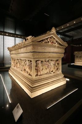  Le Sarcophage d'Alexandre: Une Odyssée en Marbre à Travers le Temps !